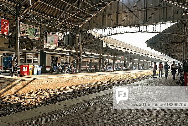 Der Fort Bahnhof ist ein wichtiger Eisenbahnknotenpunkt in Colombo  Sri Lanka. Der Bahnhof mit seinen 10 Bahnsteigen bedient und befördert täglich 0  2 Millionen Fahrgäste