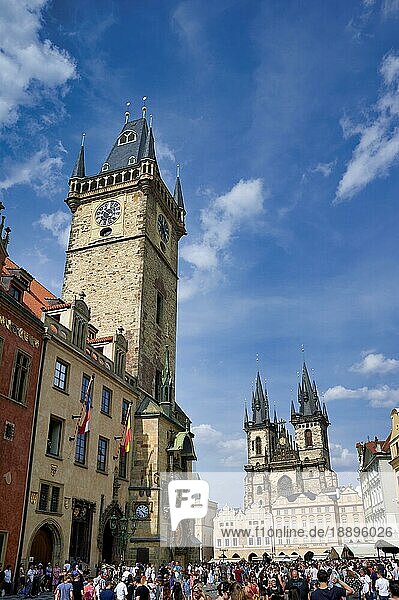 Prag  Tschechische Republik. Die gotische Kirche Unserer Lieben Frau vor Tyn auf dem Altstädter Ring und das alte Rathaus