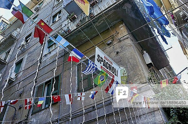Neapel Kampanien Italien. Straßenschilder in Quartieri Spagnoli (Spanische Viertel)  einem Teil der Stadt Neapel in Italien. Es ist eine arme Gegend  die unter hoher Arbeitslosigkeit und dem starken Einfluß der Camorra leidet. Das Gebiet besteht aus einem Netz von etwa achtzehn