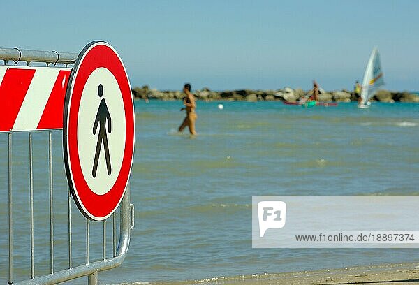 Schild am Strand 'Fußgaenger verboten'  Pesaro  Italien  Europa