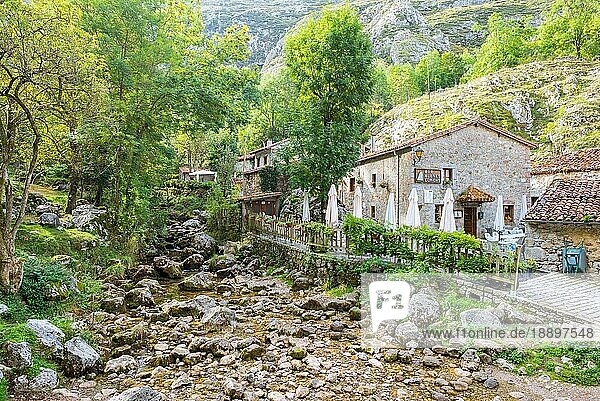 Restaurants in Steinhäusern in dem Dorf Bulnes in den Picos de Europa. Kleine Gassen durchziehen den Weiler. Ein Ziel in den Bergen zum Ausruhen für Wanderer und Touristen