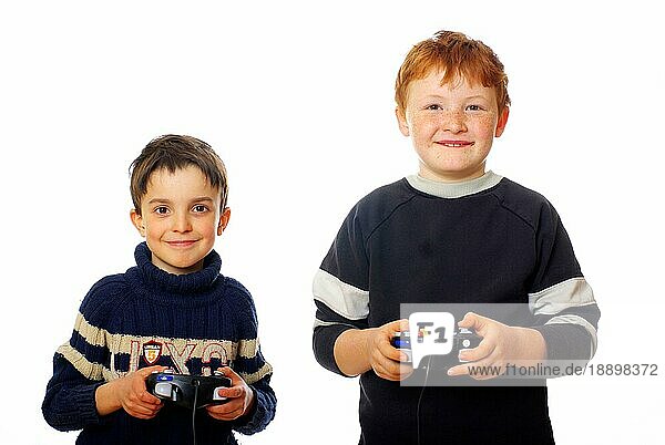 Jungen mit Spielsteuerungen spielen Computerspiel  joystick  Spiel