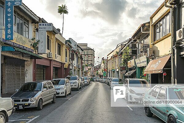 Die berühmte Carpenter Street ist eine Hauptstraße und eine Durchgangsstraße in der Chinatown von Kuching. Entlang der Straße befinden sich viele chinesische Geschäfte  Werkstätten  Lebensmittelgeschäfte  Restaurants und Gastronomiebetriebe