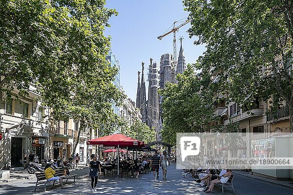 Restaurants in der Avenida de Gaudi  hinten Sagrada Família  Sühnekirche der Heiligen Familie  Architekt Antoni Gaudí  Barcelona  Katalonien  Spanien  Europa