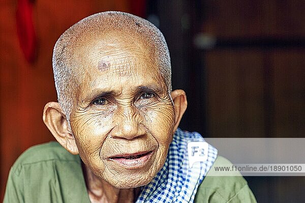 Eine alte Frau in ihrer Hütte in Siem Reap. Angkor. Kambodscha