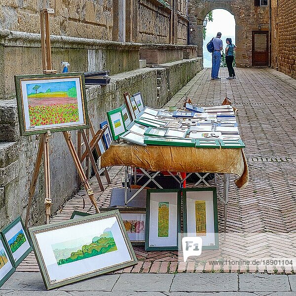 PIENZA  TOSKANA  ITALIEN - 19. MAI : Gemälde zum Verkauf in Pienza  Toskana  Italien  am 19. Mai 2013. Zwei nicht identifizierte Personen  Europa
