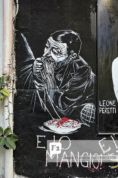 Neapel Kampanien Italien. Straßengraffiti mit der Darstellung des neapolitanischen Schauspielers Toto in Quartieri Spagnoli (Spanische Viertel)  einem Teil der Stadt Neapel in Italien. Es ist eine arme Gegend  die unter hoher Arbeitslosigkeit und dem starken Einfluß der Camorra leidet. Das Gebiet hat