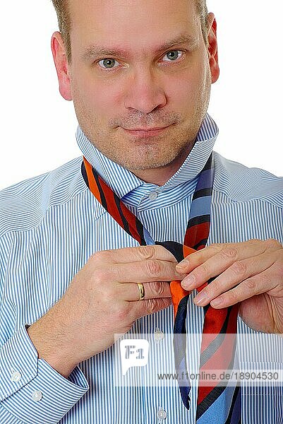 Geschäftsmann bindet Krawatte  Schlips  binden  knoten