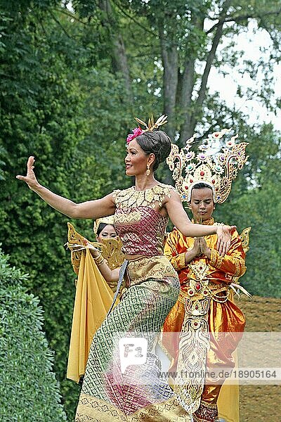 Thai-Tänzerinnen  Thai-Tänze  vor Thai-Tempel im Kurpark  Bad Homburg  Hessen  Thai-Tänzer  Deutschland  Europa