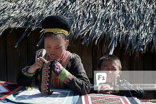 Kinder im Dorf Meo  Maesa  Thailand  Asien