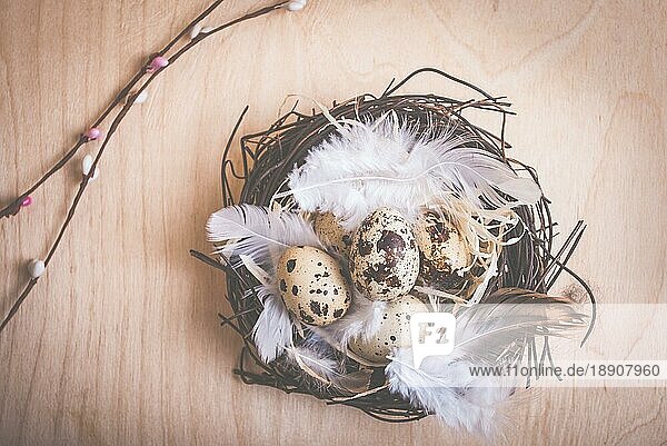 Ostereier Dekoration. Eier und Blumen auf hölzernem Hintergrund