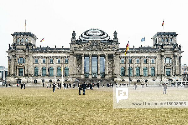 Touristen versammeln sich an einem bedeckten Tag vor dem Bundestag Gebäude des Deutschen Bundestages  Berlin  Deutschland  Europa