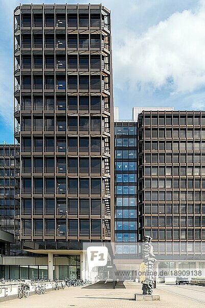 Bürogebäude im Stil der Architektur der siebziger Jahre in der City Nord  einer in den sechziger Jahren geplanten Bürostadt im Norden Hamburgs