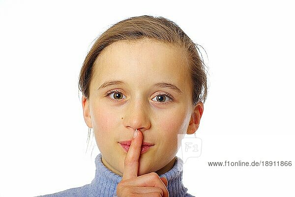 Mädchen hält Zeigefinger vor Mund  Psst  leise sein  Ruhe  nichts sagen