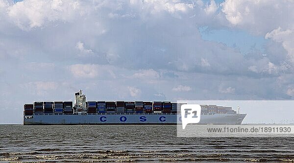 Cosco Africa auf der Elbe  container ship Cosco Africa
