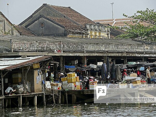 Vietnam  Provinz Quang Nam  Stadt Hoi An  Altstadt  die UNESCO Weltkulturerbe wurde  Markt und der Fluss Thy Bon  Asien