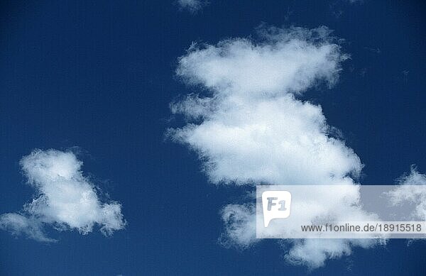 Clouds  Cumuluswolken  Himmel  sky  Querformat  horizontal  blau  blue  weiß  white