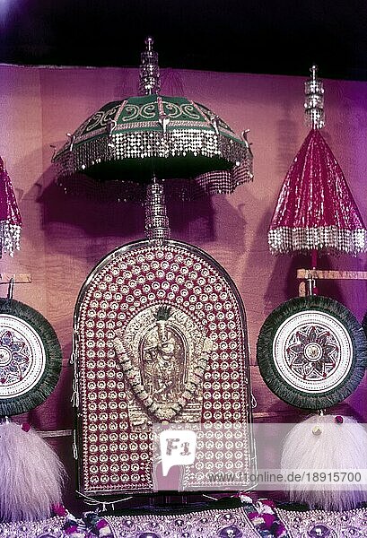 Chamayam  Ausstellung von Gegenständen für das Fest Thrissur Trichur Pooram  Kerala  Südindien  Indien  Asien