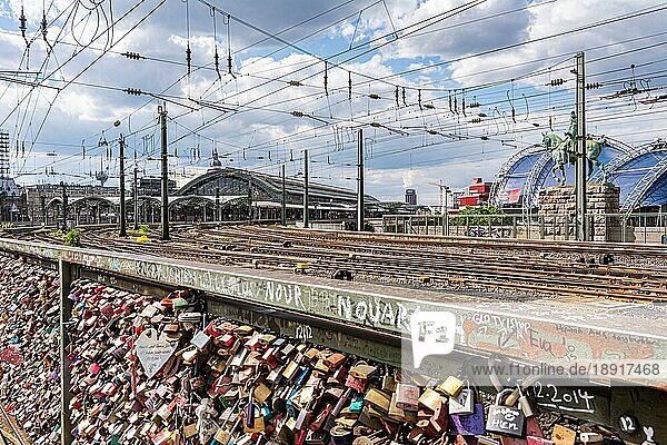 KÖLN  DEUTSCHLAND 12. MAI: Brücke voller Liebesschlösser in Köln  Deutschland am 12. Mai 2019. Blick auf den Hauptbahnhof