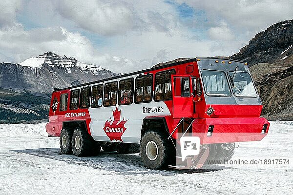 Touristenbus auf dem Athabasca-Gletscher im Jasper National Park