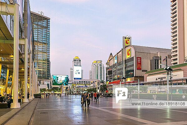 Touristen  Einheimische und Stadtbewohner auf dem CentralWorld Platz. Es ist der größte Platz im Freien in der Innenstadt von Bangkok. CentralWorld ist ein riesiges Einkaufszentrum