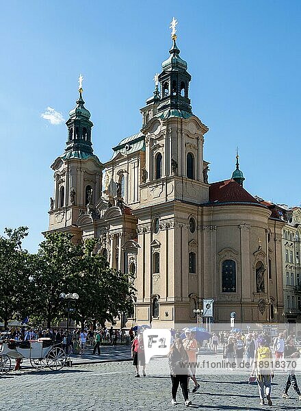 PRAG  TSCHECHISCHE REPUBLIK 3. SEPTEMBER: Touristen in der Altstadt von Prag  Tschechische Republik  am 3. September 2019. Blick auf die Kirche des Heiligen Nikolaus  Europa