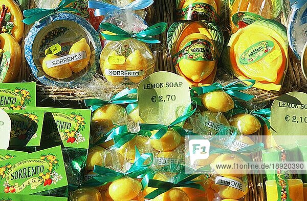 Verkauf von Zitronenseife  Einkaufsstrasse Via San Cesareo  Sorrent  Halbinsel Sorrent  Kampanien  Italien  Sorrento  Zitronen-Seife  Europa