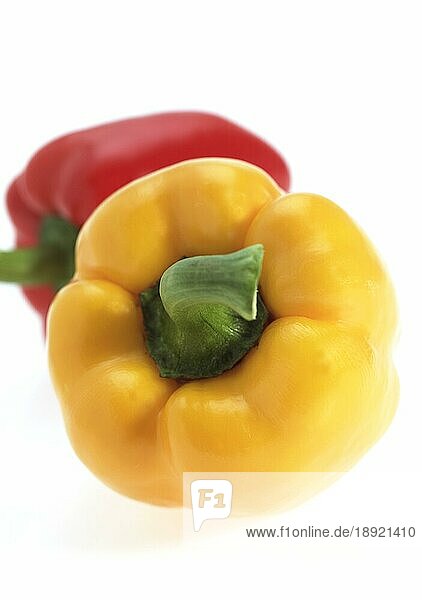 Süße rote und süße gelbe Paprika (capsicum) annuum  vor weißem Hintergrund