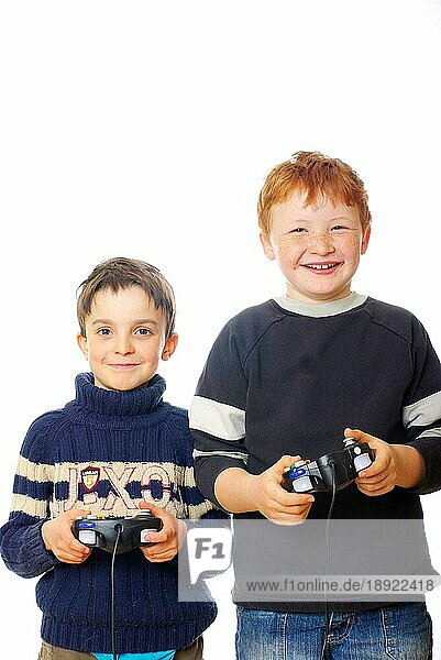 Jungen mit Spielsteuerungen spielen Computerspiel  joystick  Spiel