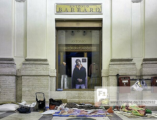 Ein Bettler schläft in der Galleria Umberto I  Neapel  Kampanien  Italien  Europa