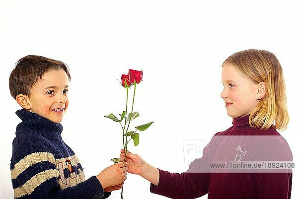 Junge überreicht Mädchen Rosen  überreicht  überreichen  geben  schenken  schenkt  gibt