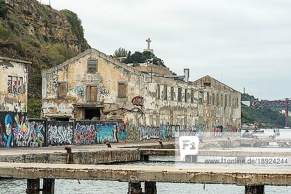 Verlassenes Lagerhaus oder Fischfabrik in der kleinen Stadt Cacilhas gegenüber von Lissabon