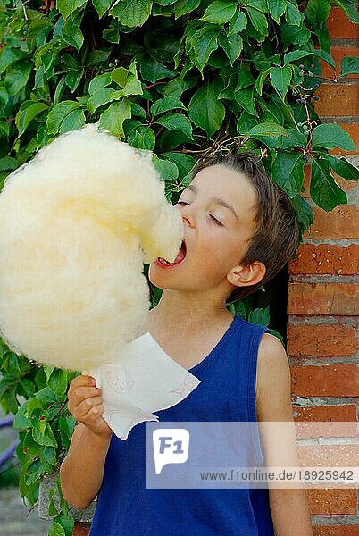 Kind ißt Zuckerwatte  naschen  Süßigkeiten
