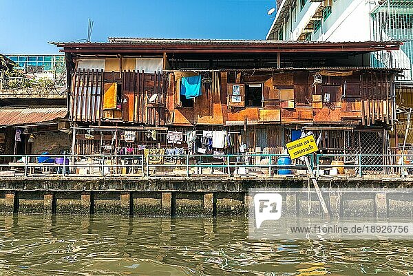Wohngebiet am Khlong Saen Saep in der Mitte Bangkoks. Es gibt einen Bootsservice mit einem Wasserbus  der die westlichen Stadtteile Bangkoks mit dem Chao Phraya Fluss verbindet