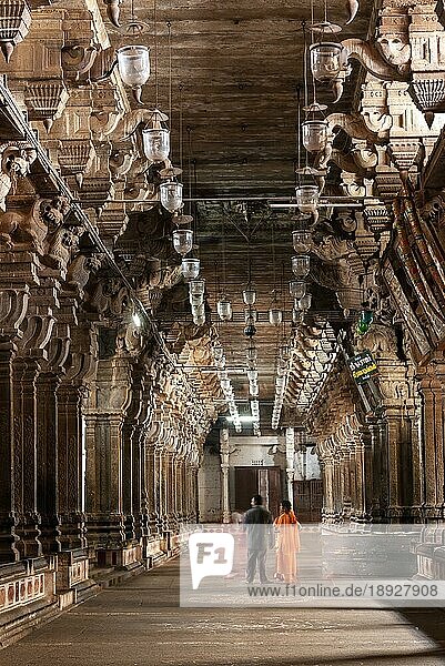Kolonnade im zweiten Prakara Korridor des Thillai Nataraja Tempels  Chidambaram  Tamil Nadu  Südindien  Indien  Asien