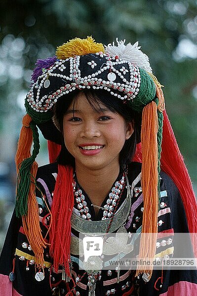 Junge Akka-Frau in traditioneller Kleidung  Thailand  Asien