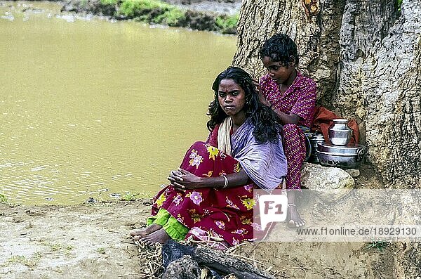 Ein indigenes Mädchen entfernt Läuse aus dem Haar ihrer Mutter in der Nähe von Siruvani  Tamil Nadu  Südindien  Indien  Asien