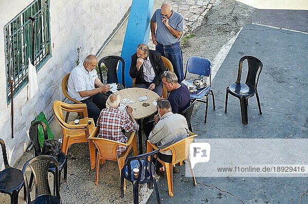 Jerusalem Israel. Ältere Menschen spielen Karten