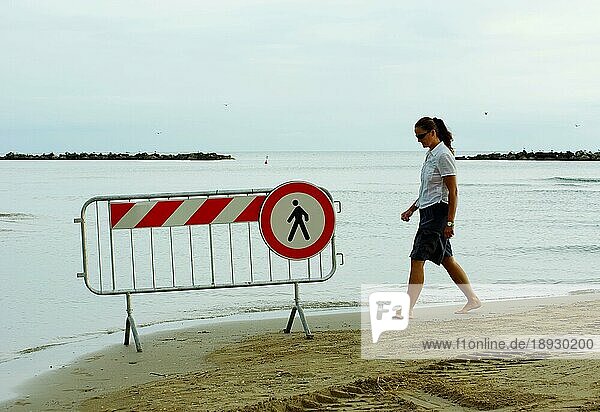 Schild am Strand 'Fussgaenger verboten'  Pesaro  Italien  Europa