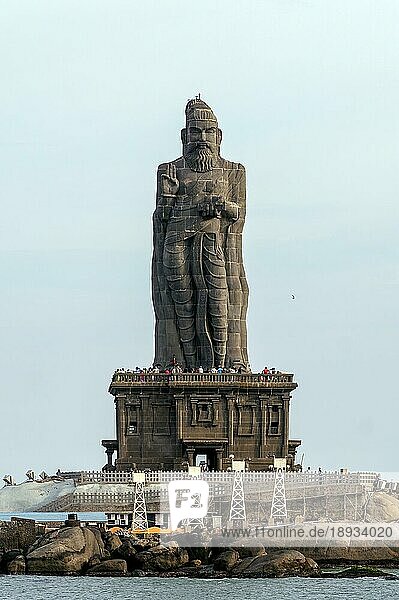 Tamilischer Dichter Thiruvalluvar 41 Meter 133 Fuß hohe Steinskulptur in Kanyakumari  Tamil Nadu  Südindien  Indien  Asien