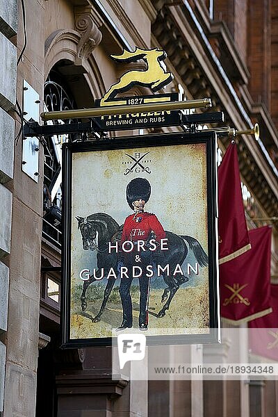Schild am Pub The Horse & Guardsmen  White Hall  Westminster  London  England  Großbritannien  Großbritannien  Europa