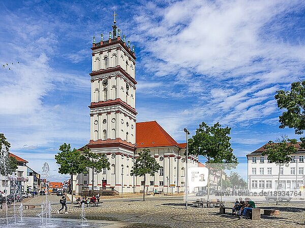 Belebte Szene vor der Stadtkirche auf dem historischen Marktplatz von Neustrelitz  Mecklenburg-Vorpommern  Deutschland  Europa  4. August 2016  Europa