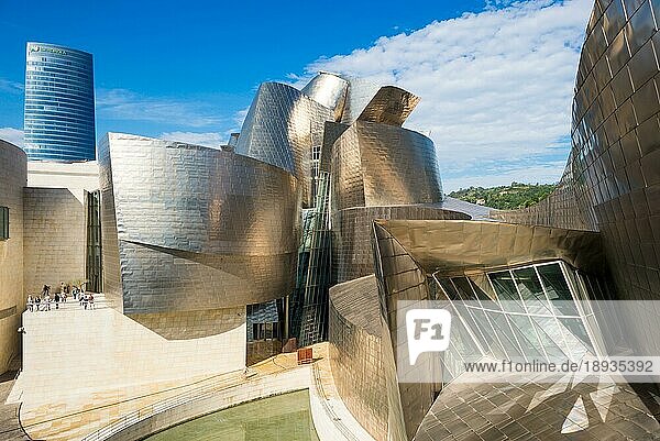 Das Guggenheim Museum ist ein fantastisches Gebäude für moderne und zeitgenössische Kunst in der Stadt Bilbao