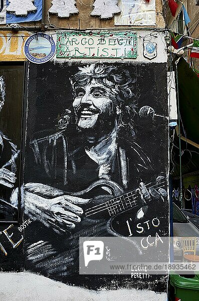 Neapel Kampanien Italien. Straßengraffiti mit der Darstellung des neapolitanischen Sängers Pino Daniele in Quartieri Spagnoli (Spanische Viertel)  einem Teil der Stadt Neapel in Italien. Es ist eine arme Gegend  die unter hoher Arbeitslosigkeit und dem starken Einfluß der Camorra leidet. Die