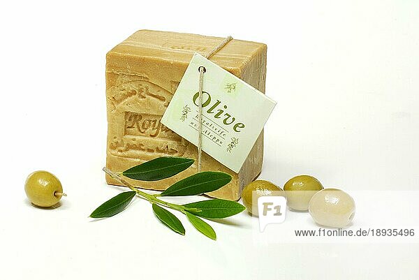 Olivenseife und Oliven (Olea)  Oliven-Seife  Freisteller  Objekt