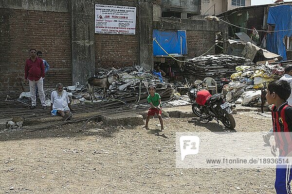 Kricket ist Volkssport in Indien  über alle sozialen Schichten hinweg  Kinder spielen in einem Hinterhof  Dharavi  größter Slum in Asien mit bis zu 600.000 Menschen in Armut  Mumbai  Indien  Asien