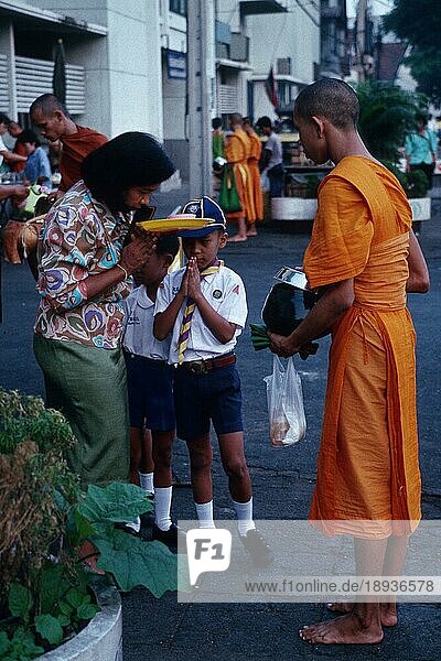 Buddhistischer Mönch sammelt Spenden  Bangkok  Thailand  Asien