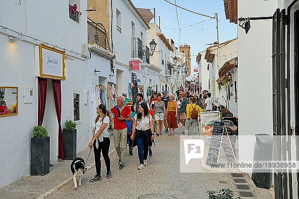 Passanten in einer Altstadtgasse  Altea  Costa Blanca  Provinz Alicante  Land Valencia  Spanien  Europa