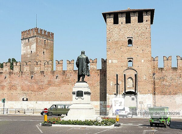VERONA  ITALIEN 3. JUNI: Schloss Castelveccio in Verona  Italien  am 3. Juni 2015. Das Schloss wurde im 14. Jahrhundert erbaut. Foto aufgenommen von der Via Roma  Europa