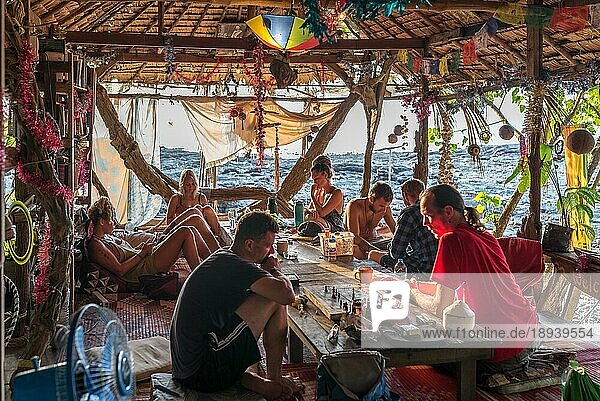 Die Leute haben eine nette Gemeinschaft  sitzen zusammen  spielen  entspannen und genießen eine schöne Zeit auf der Insel Koh Phayam in Thailand